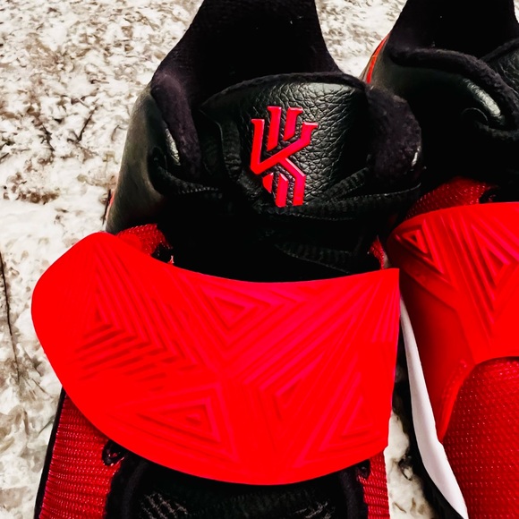 Nike Kids Kyrie Flytrap Causal Basketball Shoes. Big kid size 6.5Y. - Picture 5 of 12